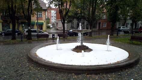 &Scaron;ilutės fontanas pasipuo&scaron;ė putomis