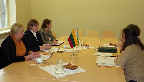 I. Marčiulionytė (kairėje) ir A. Riyaz (de&scaron;inėje) su Lietuvos ir Pakistano delegacijomis.