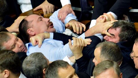 Antra diena i&scaron; eilės Ukrainos deputatai mu&scaron;asi parlamente