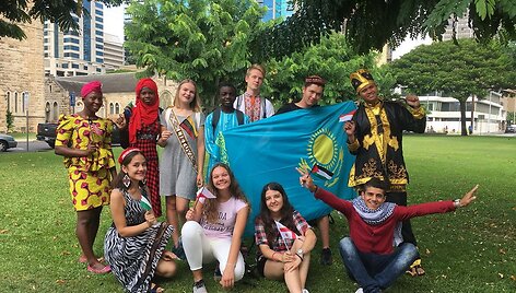 Eivilė ir kiti mainų studentai atstovauja savo &scaron;alims vaikų ir jaunimo dienos &scaron;ventėje