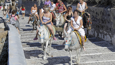 Turistai ant asilų Santorine