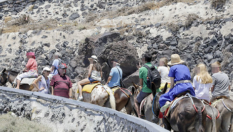 Turistai ant asilų Santorine