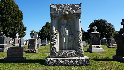 įspūdingi paminklai Čikagos lietuvių Šv. Kazimiero kapinėse