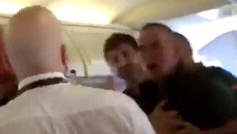 &bdquo;Ryanair&ldquo; skrydyje susimu&scaron;ė keleiviai