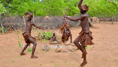 &Scaron;okiai ir žaidimai himba gentyje