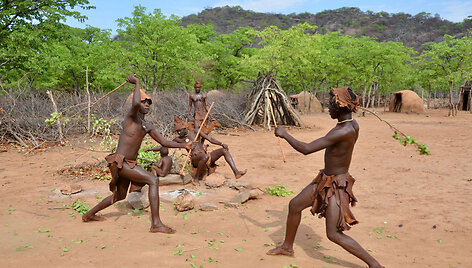 &Scaron;okiai ir žaidimai himba gentyje