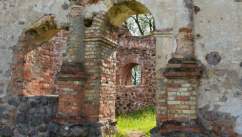 Livonijos ordino pilies griuvėsiai Dobelėje