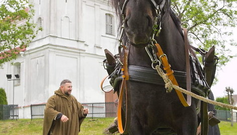 Donatas ir Kipšas prie Varnių bažnyčios