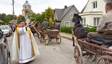 Varnių bažnyčios klebonas Domas Gatautas laimina žirgus ir žygeivius