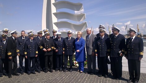 Dalia Grybauskaitė prie &bdquo;Albatroso" paminklo dalyvavo negrįžusiųjų i&scaron; jūros pagerbimo ceremonijoje