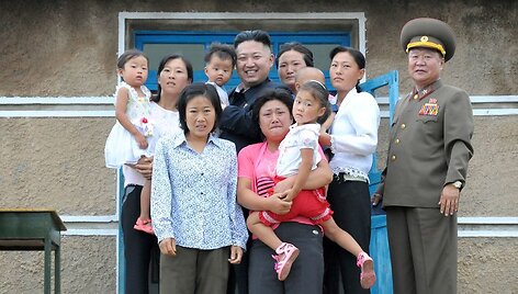 Kim Jong Unas pozuoja su &scaron;eima