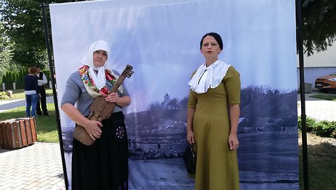 Iš Antano Mickaus nuotraukų "nužengę" personažai - panelė mokytoja (Veliuonos kultūros centro darbuotoja Jolanta Lukinskaitė) ir Marijona Ulbienė (meno vadovė Lina Lukošienė)