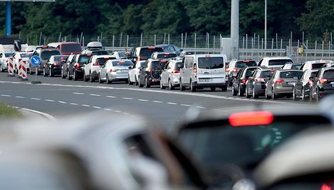 Savaitgalį Austrijos ir Slovėnijos pasienyje susidarė ilgos vasarotojų automobilių eilės