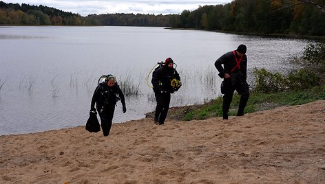 Asvejos ežeras atskleidžia savo paslaptis: surasti viduramžių kario palaikai