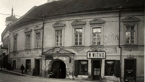 J. Bulhakas, 1937. Kairėje vartų pusėje matosi durys
