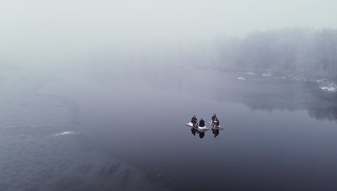 Su plaustu draugai išplaukė žiemą, ant ledu beužsitraukiančio tvenkinio