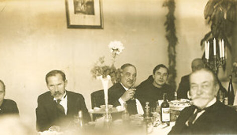 Tel&scaron;ių&ndash;Kretingos geležinkelio linijos atidarymo vakarienė Kretingos pranci&scaron;konų gimnazijoje 1932 spalio 29 d. I&scaron; kairės: ministras pirmininkas Juozas Tūbelis, prezidentas Antanas Smetona, susisiekimo ministras Vytautas Vilei&scaron;is, vienuolis pranci&scaron;konas Augustinas Dirvelė, Kretingos grafas Aleksandras