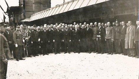 Tel&scaron;ių&ndash;Kretingos geležinkelio statybos darbų pradžios minėjimas Kretingos geležinkelio stotyje 1930 m. Centre &scaron;alies prezidentas Antanas Smetona su palyda. Marijono Daujoto archyvas