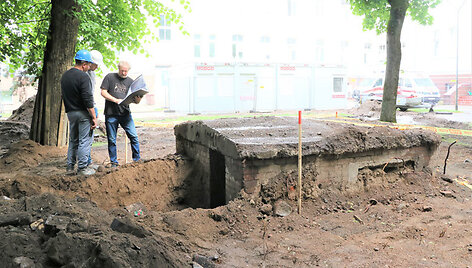 Antrojo pasaulinio karo stebėjimo posto bunkerį aptiko Klaipėdos vaikų ligoninės kiemo aplinką tvarkantys darbininkai