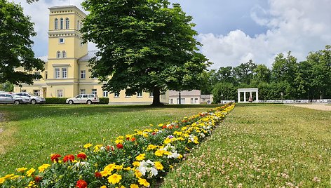 Muziejaus darbuotojai į dvaro parką, prie išlikusių pastatų sugrąžina gėlynus