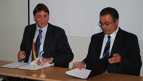Arūnas Karlonas ir Michel Hivert pasira&scaron;o bendradarbiavimo susitarimą.