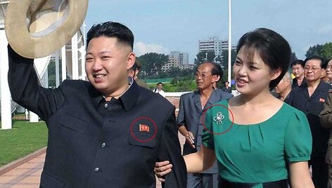Kim Jong Unas ir Ri Sol Ju, kuri nedėvi &Scaron;.Korėjoje privalomo ženkliuko