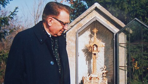 Prelatas V. Mincevičius prie lietuvi&scaron;ko koplytstulpio