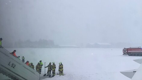 Rygoje &bdquo;Air Baltic&ldquo; lėktuvas nuslydo nuo tako
