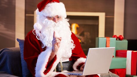 Kalėdų senis perka dovanas internete