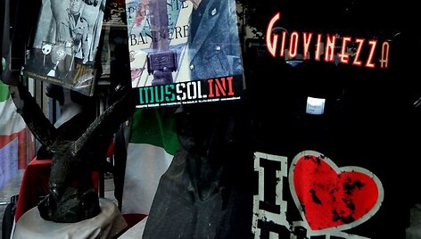 Suvenyrai su Benito Mussolini atvaizdu