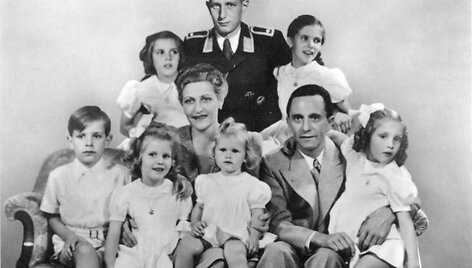 Goebbelsų &scaron;eimos portretas: Magda ir Josephas su &scaron;e&scaron;iais biologiniais vaikais, o už jų stovi Haraldas Quandtas