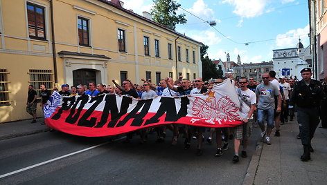 Lenkų „Lech“ sirgaliai žygiuoja Vilniaus senamiesčiu