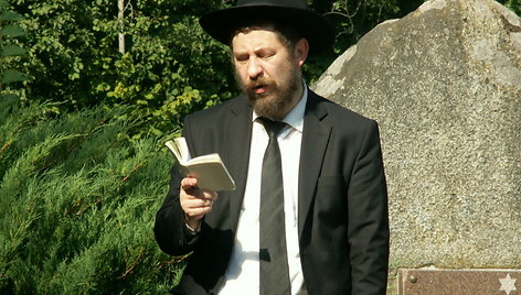 Giesmę gieda rabinas Chaimas Buršteinas 