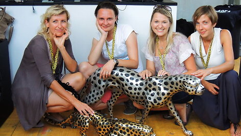 Lietuvos atstovės Lokarno kino festivalyje ir jo simbolis leopardas (I&scaron; kairės: Liana Ruokytė-Jonsson, Lietuvos kino centro, Filmų sklaidos, informacijos ir paveldo skyriaus vedėja, Santa Lingevičiūtė, "Kino pavasario" programos sudarytoja, Greta Akcijonaitė, kino platintoja, Dagnė Vildžiūnaitė, pro