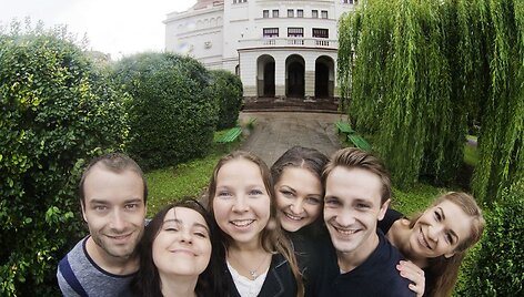 Nauji LRDT aktoriai (i&scaron; kairės): A.&Scaron;pilevoj, J.Karpikova, J.Makarova, J.Volodko, T.Ragimov, E.Goncarova