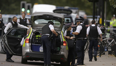 Policijos pareigūnai netoli Nacionalinio gamtos istorijos muziejaus Londone