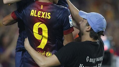 &bdquo;Barcelona&ldquo; &ndash; &bdquo;Real&ldquo; rungtynių metu į aik&scaron;tę įbėgo sirgalius