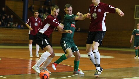 Salės futbolo rungtynių akimirka