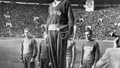 Jonas Pipynė I TSRS Tautų spartakiadoje stovi ant nugalėtojų pakylos – 1956 m.