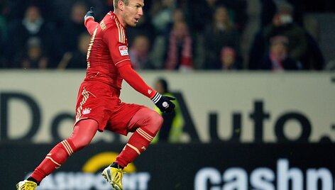 Arjenas Robbenas įmu&scaron;ė pirmą savo įvartį &scaron;ių metų Bundeslygoje.