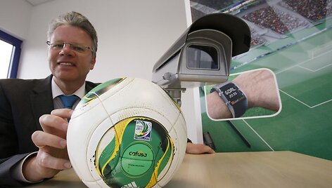 &bdquo;GoalControl&ldquo; technologiją demonstruoja Dirkas Broichhausenas.