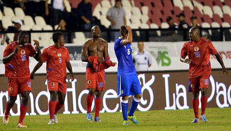 Taičio futbolininkai džiaugiasi lygiosiomis su Italijos rinktine.