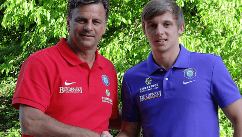 Arvydas Novikovas (de&scaron;inėje)