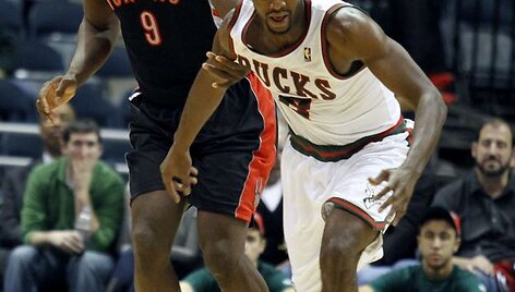 Joey Dorsey (nr. 9) yra žaidęs &bdquo;Raptors&ldquo;