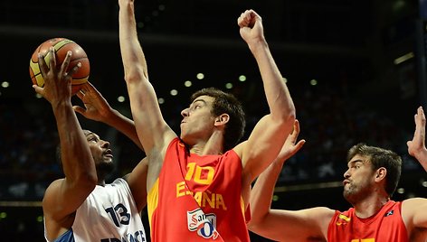 Borisas Diaw bando įveikti Victoro Clavero ir Marco Gasolio gynybą.