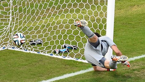 Davidas Ospina neatmu&scaron;ė Shinji Okazaki smūgio