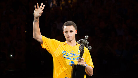 Stephenas Curry prie&scaron; mačą atsiėmė MVP prizą