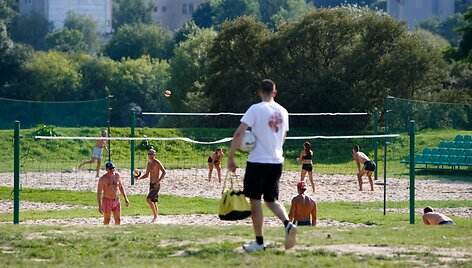 Paplūdimio tinklinio aik&scaron;telės prie &bdquo;Žalgirio&ldquo; arenos