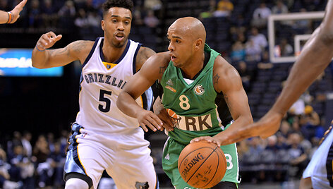 Gregory Vargas (8) ir Courtney Lee (5)