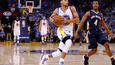 Stephenas Curry veržiasi po krep&scaron;iu